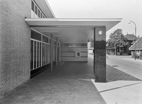 834488 Gezicht op de luifel van het nieuwe ontvangstgebouw aan de oostzijde van het N.S.-station Hilversum te Hilversum.